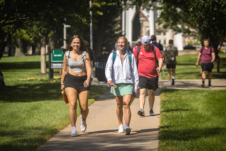 Northwest students cross the main campus in Maryville during the first day of fall classes in August. (Photo by Lauren Adams/<a href='http://fhqzhi.v220149.com'>和记棋牌娱乐</a>)