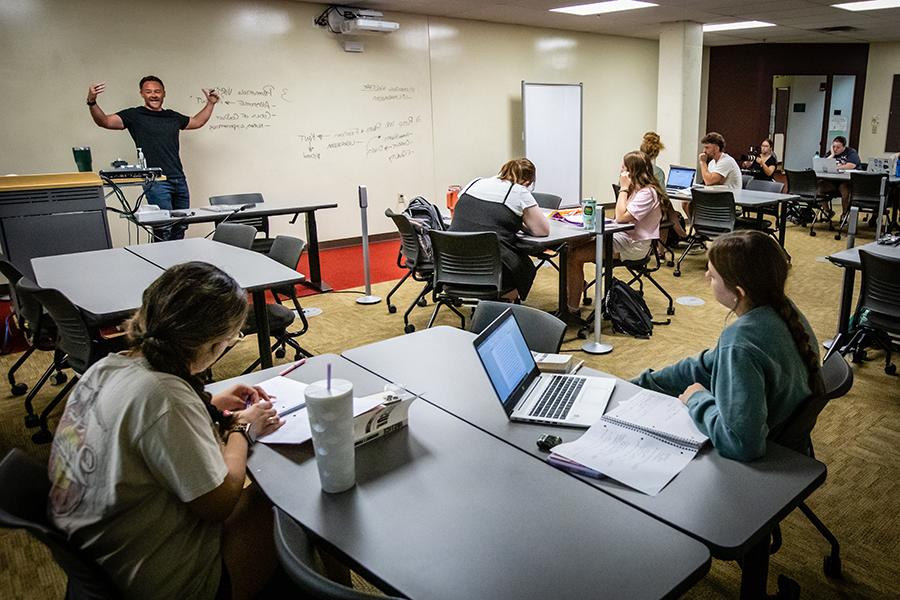 Northwest students participate in a humanities 和 social sciences course. (Photo by Ch和u Ravi Krishna/ <a href='http://fhqzhi.v220149.com'>和记棋牌娱乐</a>)